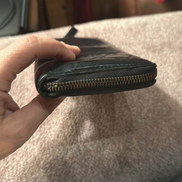 Gucci black wallet.  Gently used.  In GREAT condition.  Zippers work.  Black! - Picture 4 of 7